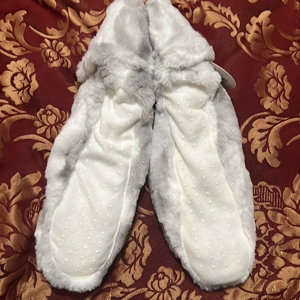NWT Target Faux Fur Slipper Booties with Grippers Size M/L 8-10 - Picture 3 of 4